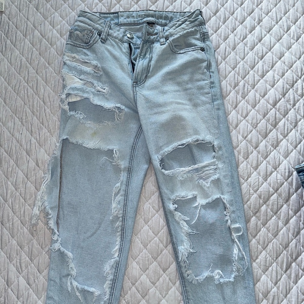 Ripped strigid jeans
